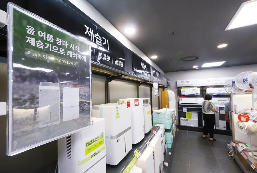 눅눅한 빨래와 끈적한 땀에 불쾌감 급상승 : 습도 90% 장마철 버티는 방법