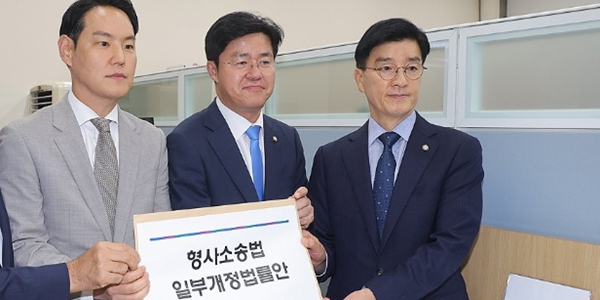 보완수사권 폐지 다음 차례는 '경찰 통제' : 민주당 TF 법안 vs 김용민·박은정 법안