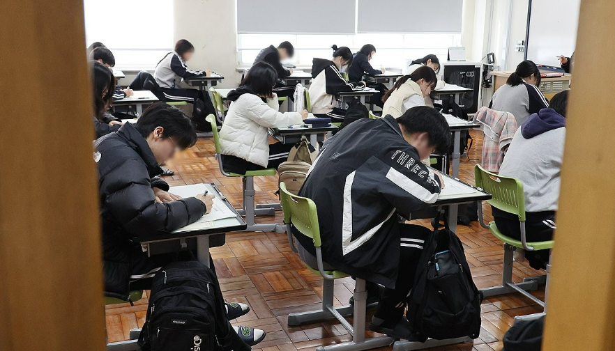 '히틀러 찬양 막았더니 가스라이팅이라 한다' 민원에 흔들리는 교실 : 선생님은 왜 교과서만 읽는 사람이 됐나