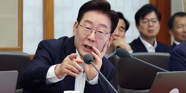 이재명, 국무회의에서 '즉석 댓글 투표'를 진행했다 : 세금 인상 1번, 인상 반대 2번 누르세요