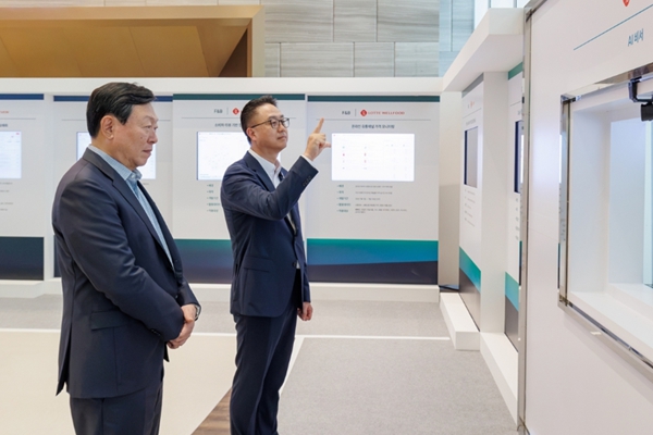 신동빈 롯데그룹 '실속형' AI 전략 : 사업화 앞서 채용·생산·물류 관통하는 '내부 혁신' 활용에 방점 찍는다