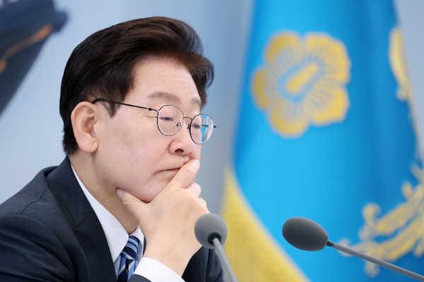 전세란 사다리 치우는 게 '정상'이라는 정책결정권자에게 드리는 말 : 그 사다리엔 아직 사람들이 남아 있습니다