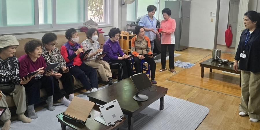 [허프 생각] 디지털 문명에 서툰 게 과연 나이 탓일까 : 사람을 기술에 맞춘 한국, 기술을 사람에 맞춘 중국