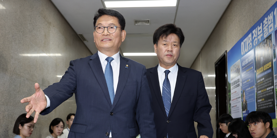 민주당 최고위, '친명' 송영길·김용 전당대회 출마 길 열었다 : 자격 미달에도 예외 인정