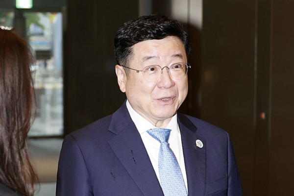 삼성 준감위원장 이찬희 삼성전자의 성과급 논란 두고 '국민 앞에 겸손' 강조 : '규제와 조정' 담긴 헌법 119조 언급도