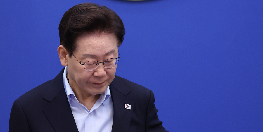 유시민 '대통령 당무 개입' 주장이 점점 맞아 들어간다 : 민주당은 '충성심 공방'에 여념 없다