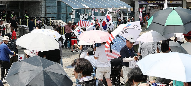 경찰이 올림픽공원 '잠실개표소' 봉쇄 집회 근황을 공개했다 : '애국심'이 무더위에 녹아내렸나