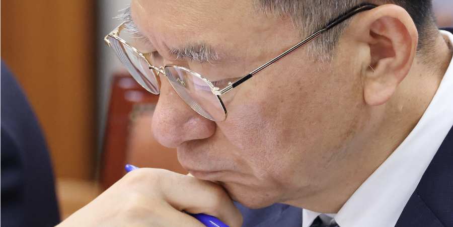 정성호 법무장관 사의 고집, 청와대는 계속 유임 : 검찰개혁 혼선에 청와대 책임론 커진다