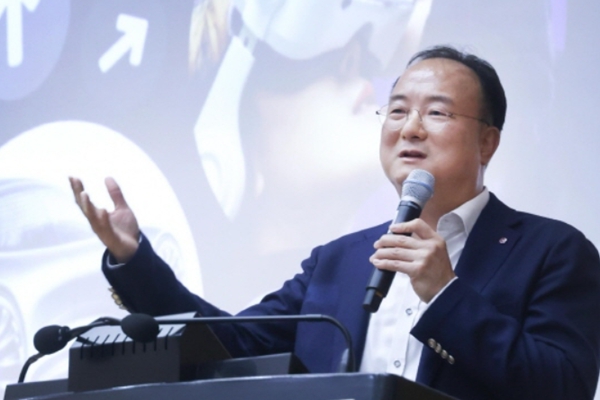 LG이노텍 문혁수 최대 실적에 붙은 꼬리표 : '애플이 만든 성적표' 하반기부터 AI 기판으로 다시 쓴다