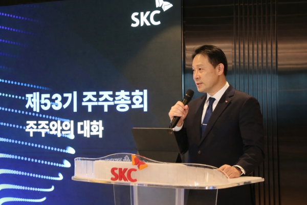 SKC 김종우 대표가 '2027년 대전환' 예견하며 실적 방어 중 : 5년 만의 흑자 일구고, 반도체 '글라스 기판'으로 미래 다진다 