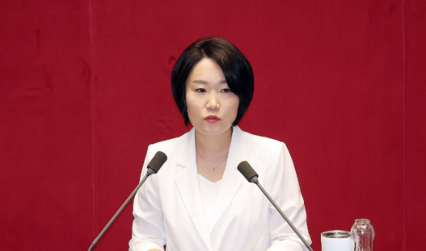 민주당 이소영 의원이 '주가 누르기 방지법' 정부안을 강하게 비판 : 사실상 적용 대상 없을 법안