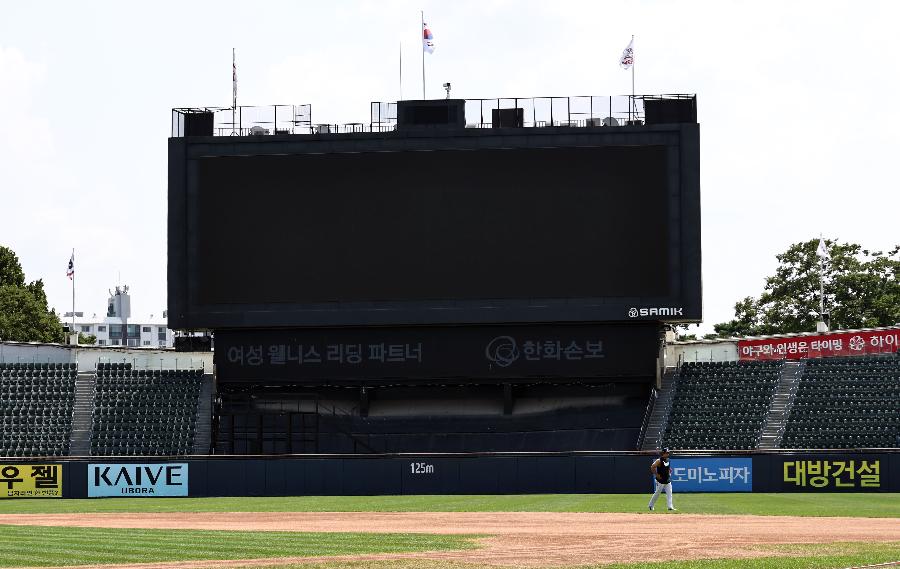'폭염중대경보'에 야구장도 비상, 관중 2명 쓰러졌다 : '폭염 브레이크' 도입 목소리 높아진다