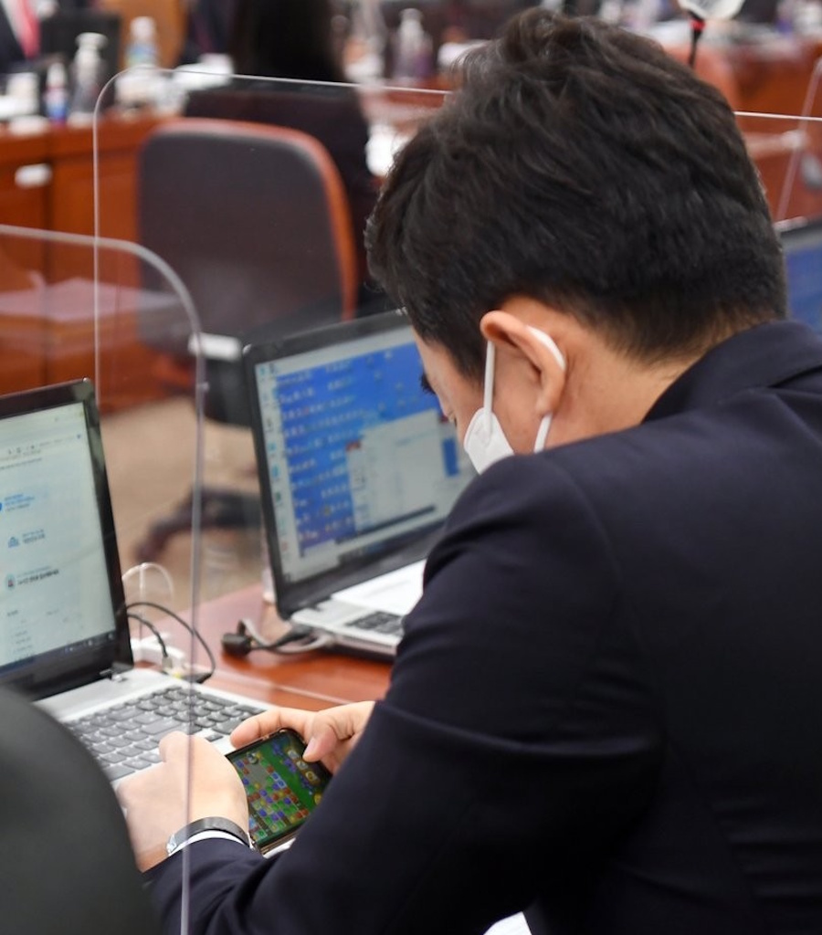 내 일 XX 지루해 호주 정치인, 의회 회의 도중 문자 망신살 : 한국에도 이런 '사고' 많았지