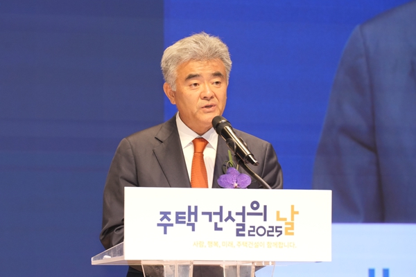 정원주 중흥그룹 부회장 '직할 체제' 굳히기 : '매형' 김보현 사장, '임기 3년' 받고 4개월 만에 물러났다