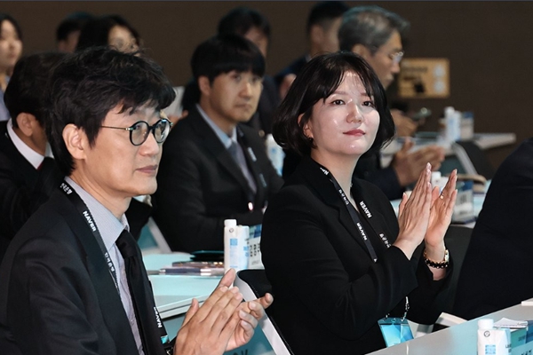 최수연 네이버 'AI 팩토리' 중장기 성장축으로 : 재무 리스크는 '애셋 라이트' 전략으로 돌파