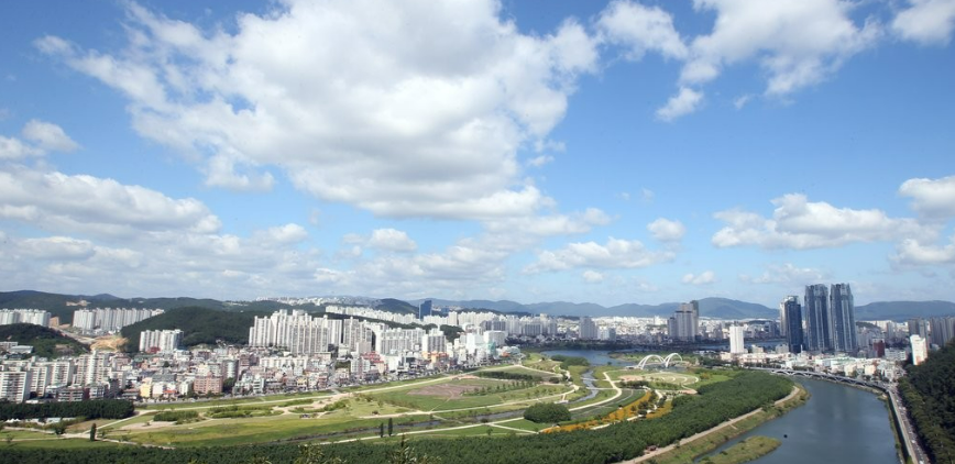 갑자기 한풀 꺾인 무더위, 내일(11일) 서울 아침 최저기온 25도 : 수요일(12일) 아침 기온은 19도 예보