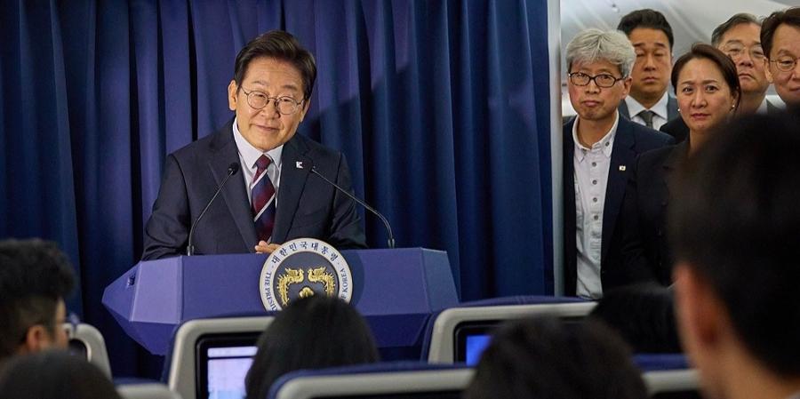 황희 민주당 의원의 '버스 주택'에 이어 청와대 춘추관장까지 : 부동산 성난 민심에 또 '자책골'