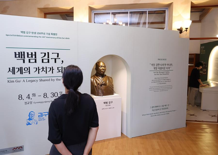 이완용 간땡이 스쿼시 광복절에 독립문역 가면 벌어지는 일 : '매국노 조롱잔치 팝업 카페'의 통쾌한 굿즈가 기다린다
