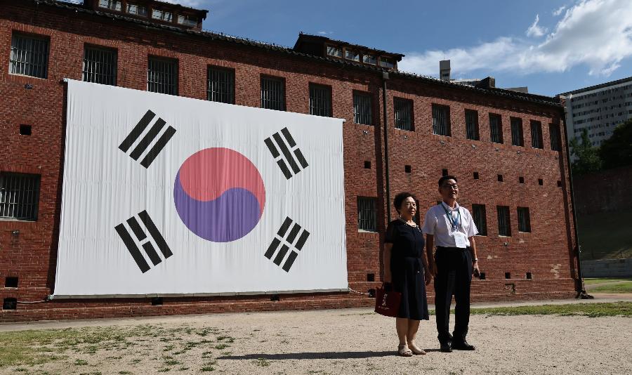 이완용 간땡이 스쿼시 광복절에 독립문역 가면 벌어지는 일 : '매국노 조롱잔치 팝업 카페'의 통쾌한 굿즈가 기다린다