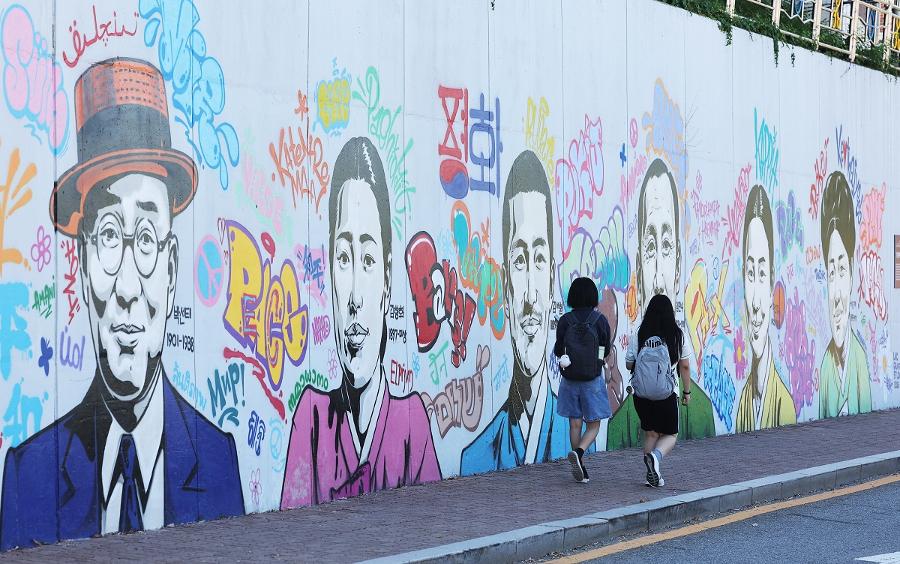 “엄마, 아빠, 우리 조상 중에 친일파가 있어?” 광복절 앞두고 조상 행적이 궁금하다 : 역사 기록으로 가족사 확인하는 방법