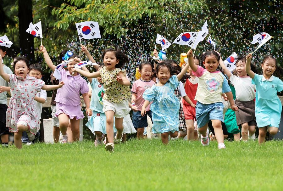 “엄마, 아빠, 우리 조상 중에 친일파가 있어?” 광복절 앞두고 조상 행적이 궁금하다 : 역사 기록으로 가족사 확인하는 방법