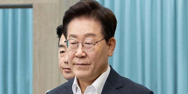 이재명·국힘 의원 골프 회동에서 분권형 개헌 : 민주당 지지층 내각제 시도 부글부글, 청와대 내각제 아냐