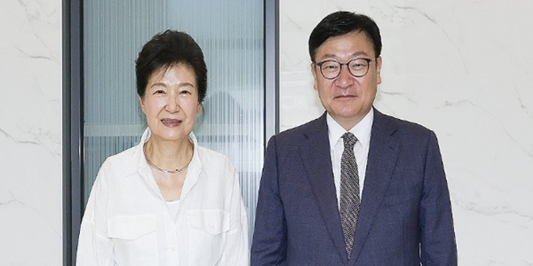 국민의힘, 윤석열 내세울 수 없으니 다시 박근혜 모신다 : 정점식 원내대표가 국회의원 연찬회에 초청