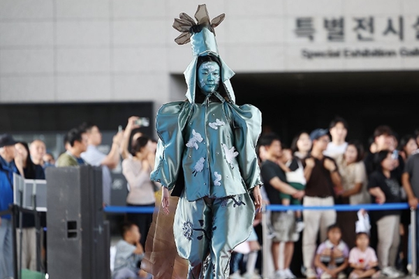 [허프 트렌드] 국립중앙박물관에 돈이 몰린다? 관람객 급증하며 '굿즈' 인기 얻고 식당·커피숍 매출 뛰어