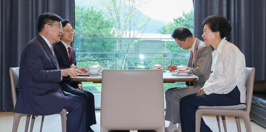 홍준표, 박근혜 불러내는 국힘에 쓴소리 : 이미지 정치로 몰락한 박근혜, 이제 평화로운 노후 보내라