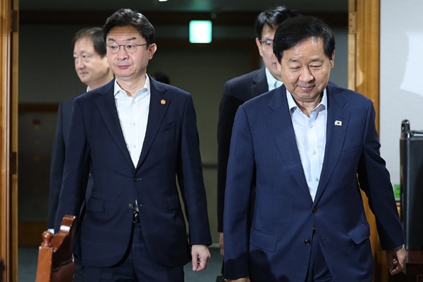 구윤철 이억원 이찬진 '경제정책 수장들' 금융 리스크 대응 방안 논의 : 글로벌 금리 상승에 국내 경제 영향 점검