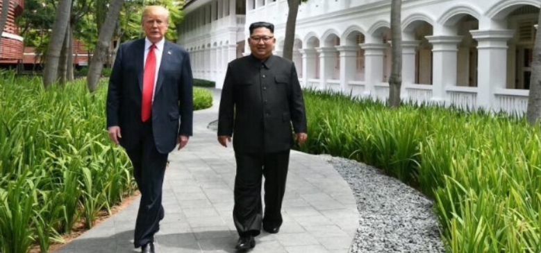 트럼프, SNS에 '김정은과 투샷' 사진 여럿 올렸다, 하노이 회담 사진 빼고 : 그러나 평양은 답이 없다