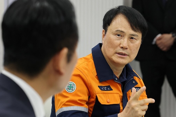 포스코 이희근 창사 이래 '가장 복잡한 노사관계' 직면 : 원·하청노조 4곳과 '난감한' 교섭 시작했고 무파업 전통도 위태 