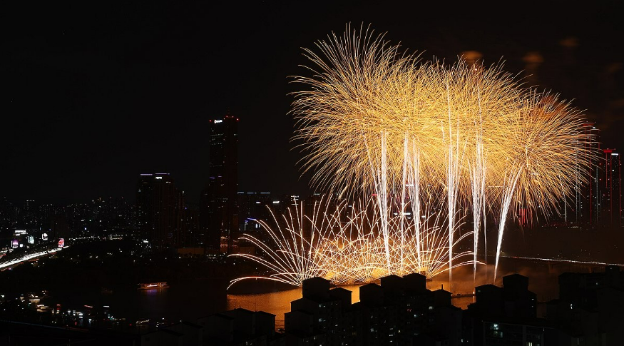 '하늘엔 불꽃, 땅엔 인파' 9월5일 여의도 '서울세계불꽃축제' 가기 전에 알아둘 3가지 : 티켓·교통·더위