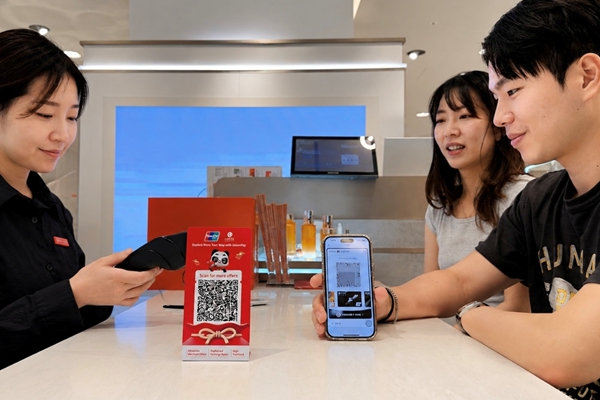 롯데백화점 유니온페이 QR 도입으로 외국인 ‘결제 문턱’ 낮춘다 : K콘텐츠·VIP 서비스에 간편결제 추가해 전방위 공략