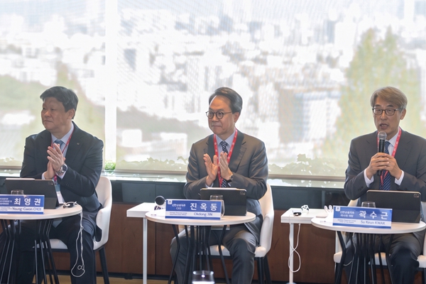 진옥동과 신한금융지주 이사회 국내외 투자자들과 직접 소통 나섰다 : 주요 기관투자자들 직접 만나 지배구조와 내부통제 강화 방안 논의