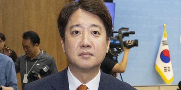 이준석·민주당 사이 밀약? 대표 돌연 사퇴 후 돌출한 '합당설'과 '시나리오'들에 여당이 황급히 선을 그었다