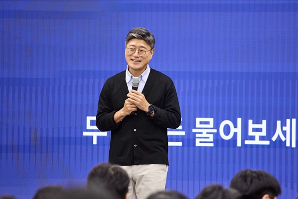 SK텔레콤 대표 정재헌 서울대서 'AI 시대' 강연, 가치 판단하고 결정하는 일은 끝까지 사람 몫일 것