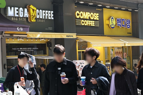[허프 트렌드] 커피 프랜차이즈 '피 말리는' 경쟁 속 새로운 생존법 : 커피 말고 식사·굿즈 팔고 해외로 간다