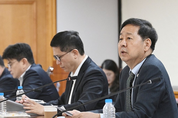 정부 금리 상승기 취약 부문 점검 나섰다 : 증시 연쇄 퇴출 우려 반영해 상장폐지 요건 강화는 6개월 유예