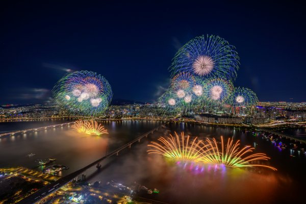 한화그룹 '서울세계불꽃축제' 안전하게 마무리 : 암표, 쓰레기 문제는 남아 있는 과제