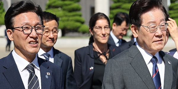 이재명 외신 인터뷰 개헌 필요, 민주당 김민석 현실 가능한 개헌 추진 : 지지율 최저·장동혁 반대에 난망