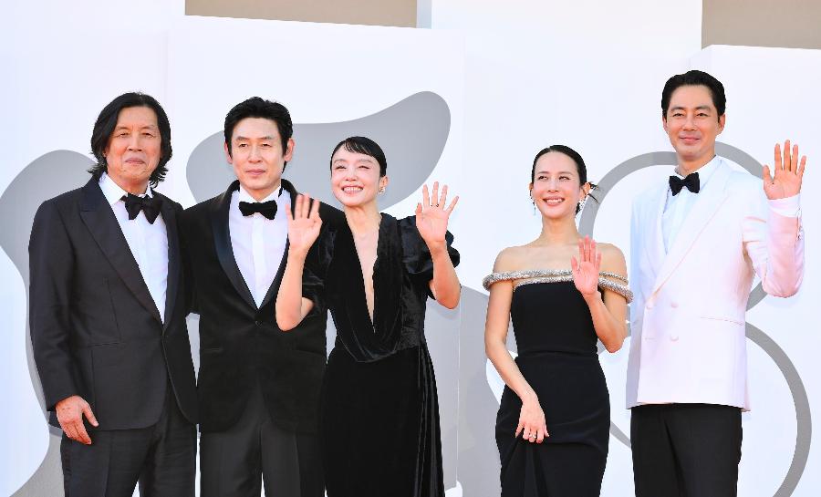 전도연·설경구 재회한 이창동 감독 '가능한 사랑', 베니스영화제 홀렸다 : 100년에 한 번 나올 명연기  