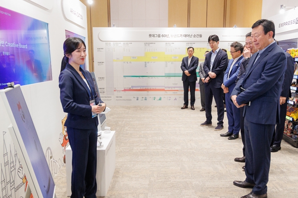 롯데 회장 신동빈 주목하는 AI, 이번엔 디자인 맡는다 : 창립 60돌 앞두고 열린 디자인전략회의 안건은 '롯데다움' 담는 AI결과물 구현