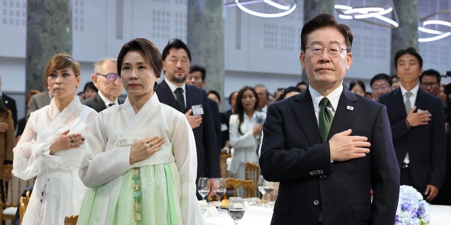 이 대통령, 연임 안 한다 대신 헌법상 제한 되풀이했다 : 의심 스스로 키우고, 청와대는 또 '뜻풀이'
