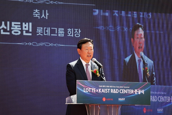 롯데그룹 신동빈 회장의 '탈경계' AI 활용 : 브랜드 분석·디자인 통합 넘어 바이오·헬스케어·에너지 '미래 기술' 확보 추진