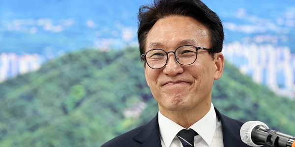 이 대통령 지지율 30%선마저 불안 : SNS 통해 전통 지지층 비판, 과격한 선동은 개혁 방해