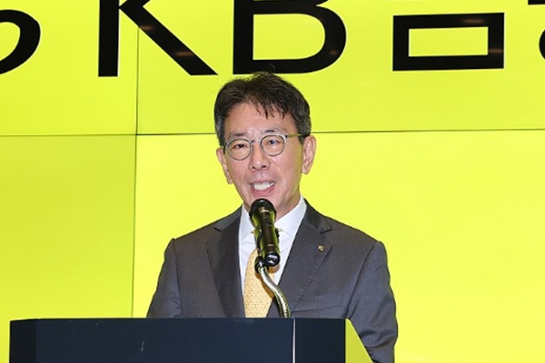 KB금융그룹 이재근 1등 안주하지 말라는 메시지로 받아들였다 :  주요 과제로 AI 머니무브 고령화 꼽아