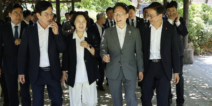내부 비판하면 '배신'인가 : 민주당 김민석, '검찰개혁 위험' 비판에 추미애 조국 잇달아 비난