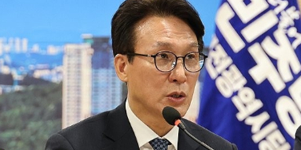 민주당 김민석 교섭단체 요건 15석 논의하겠다 : 당 지지율 떨어지자 조국혁신당에 비로소 '저자세'