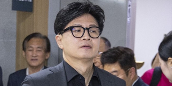 [한국갤럽] '신뢰받는 정치인' 1위 한동훈 '함박 웃음', 이재명 대통령 5년 만에 2위로 밀려났다